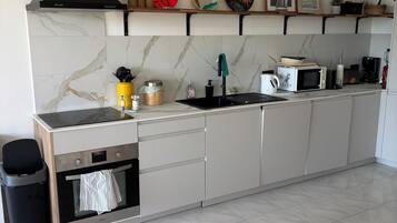 Een koelkast, een microgolfoven, een oven, een kookplaat