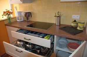 Een koelkast, een microgolfoven, een oven, een kookplaat
