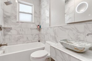 Combined shower/tub, eco-friendly toiletries, hair dryer, towels