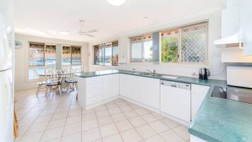 KylskÄp, mikrovÄgsugn, ugn och spishÀll