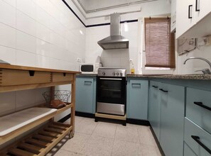 Kühlschrank, Mikrowelle, Herdplatte, Kochgeschirr/Geschirr/Besteck
