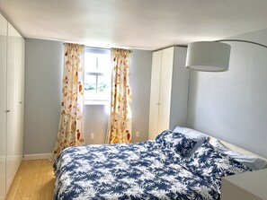 2 Schlafzimmer, Schreibtisch, Reisekinderbett, WLAN