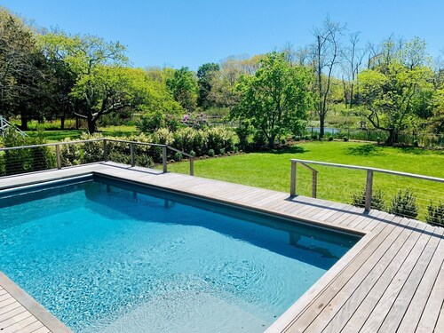 Heated pool on Goose Creek, private dock, massive yard walk to beach, wineries