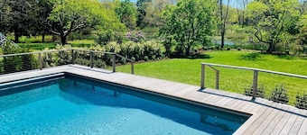 Heated pool on Goose Creek, private dock, massive yard walk to beach, wineries