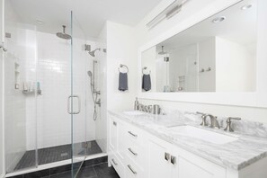 Ensemble douche/baignoire, sèche-cheveux, serviettes fournies, savon