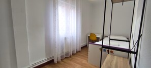 Bügeleisen/Bügelbrett, Reisekinderbett, kostenloses WLAN, Bettwäsche