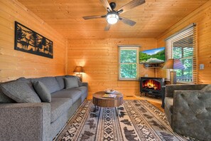 Smart TV, fireplace, DVD player, books - Cozy Mountain Getaway - Hiking, Waterfalls & Pond - Buck Mountain - Near Boone (Purlear)