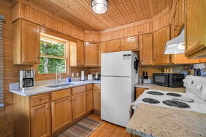 Coffee/tea maker, fridge, microwave, oven - Cozy Mountain Getaway - Hiking, Waterfalls & Pond - Buck Mountain - Near Boone (Purlear)