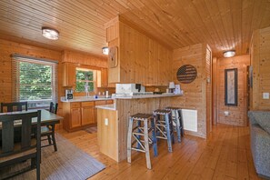 Interior - Cozy Mountain Getaway - Hiking, Waterfalls & Pond - Buck Mountain - Near Boone (Purlear)