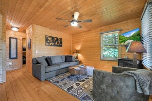 Smart TV, fireplace, DVD player, books - Cozy Mountain Getaway - Hiking, Waterfalls & Pond - Buck Mountain - Near Boone (Purlear)