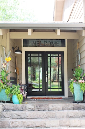 Exterior detail - FAMILY REUNION or corp retreat - 6 rm/4 bathrm, pool, hot tub, trampoline + more (Bend)