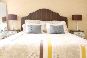 6 Schlafzimmer, Schreibtisch, Bügeleisen/Bügelbrett, Reisekinderbett