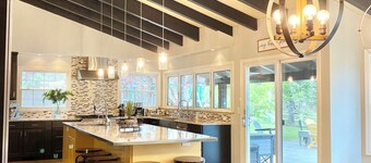 FAMILY REUNION or corp retreat - 6 rm/4 bathrm, pool, hot tub, trampoline + more