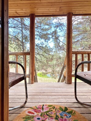 Terrace/patio - FAMILY REUNION or corp retreat - 6 rm/4 bathrm, pool, hot tub, trampoline + more (Bend)