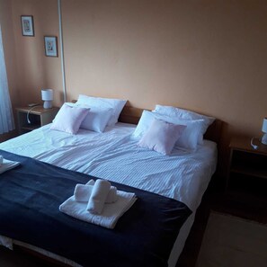 5 chambres, fer et planche à repasser, lit parapluie, Wi-Fi gratuit