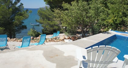 A P A R T M E N T - 7 7 Private beach & swimming pool