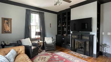 Smart TV, fireplace, books, music library