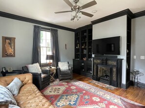 Smart TV, chimenea, libros y biblioteca musical 