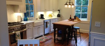 Walk to AVL's TOP restaurants, pubs, etc. Ashehville’s historic Falconhurst area