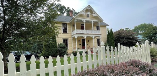 Walk to AVL's TOP restaurants, pubs, etc. Ashehville’s historic Falconhurst area