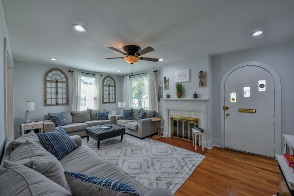 Smart-TV, DVD-spiller og bøker