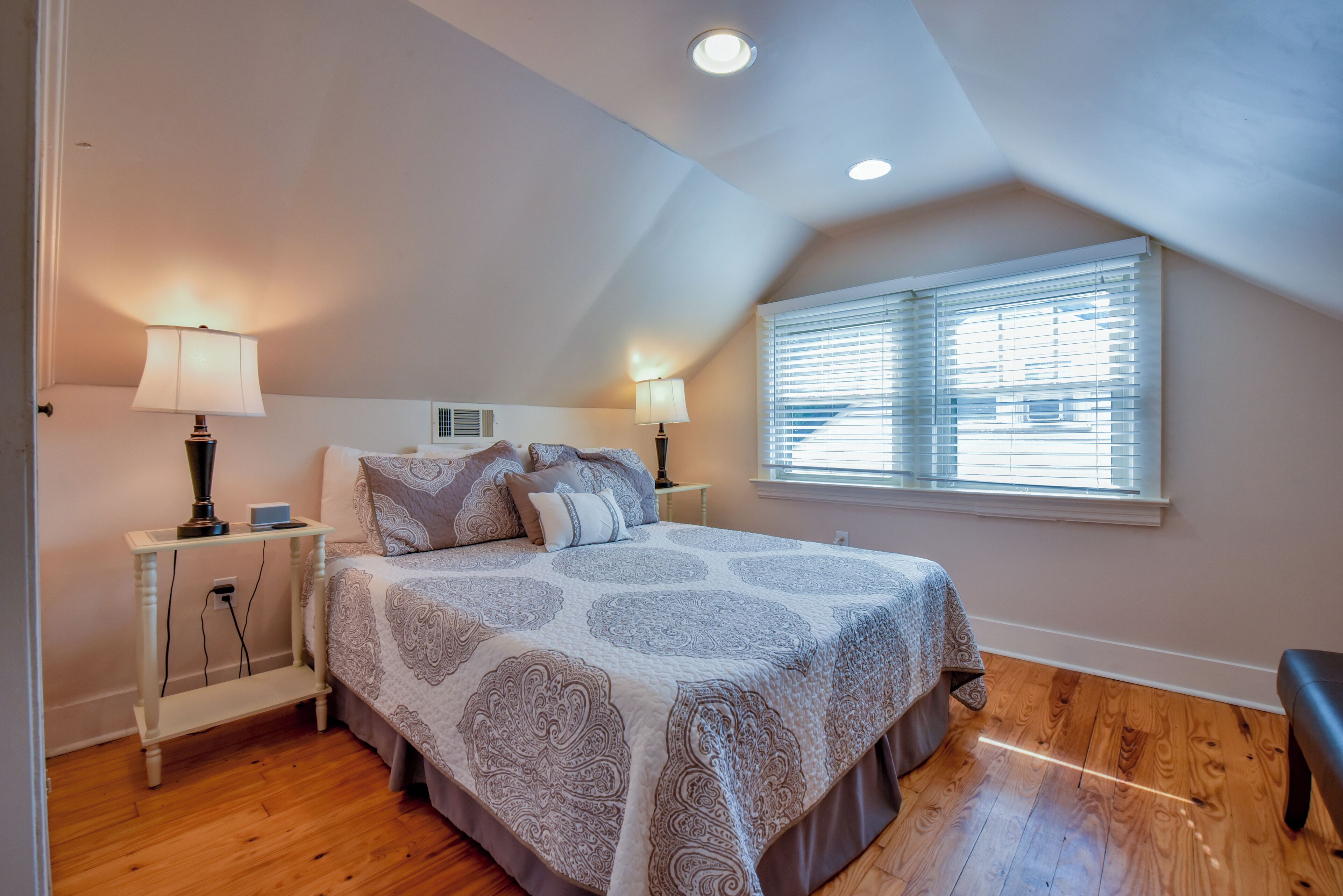 5 bedrooms, iron/ironing board, free WiFi, bed sheets