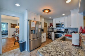 Kjøleskap, mikrobølgeovn, ovn og kokeplater