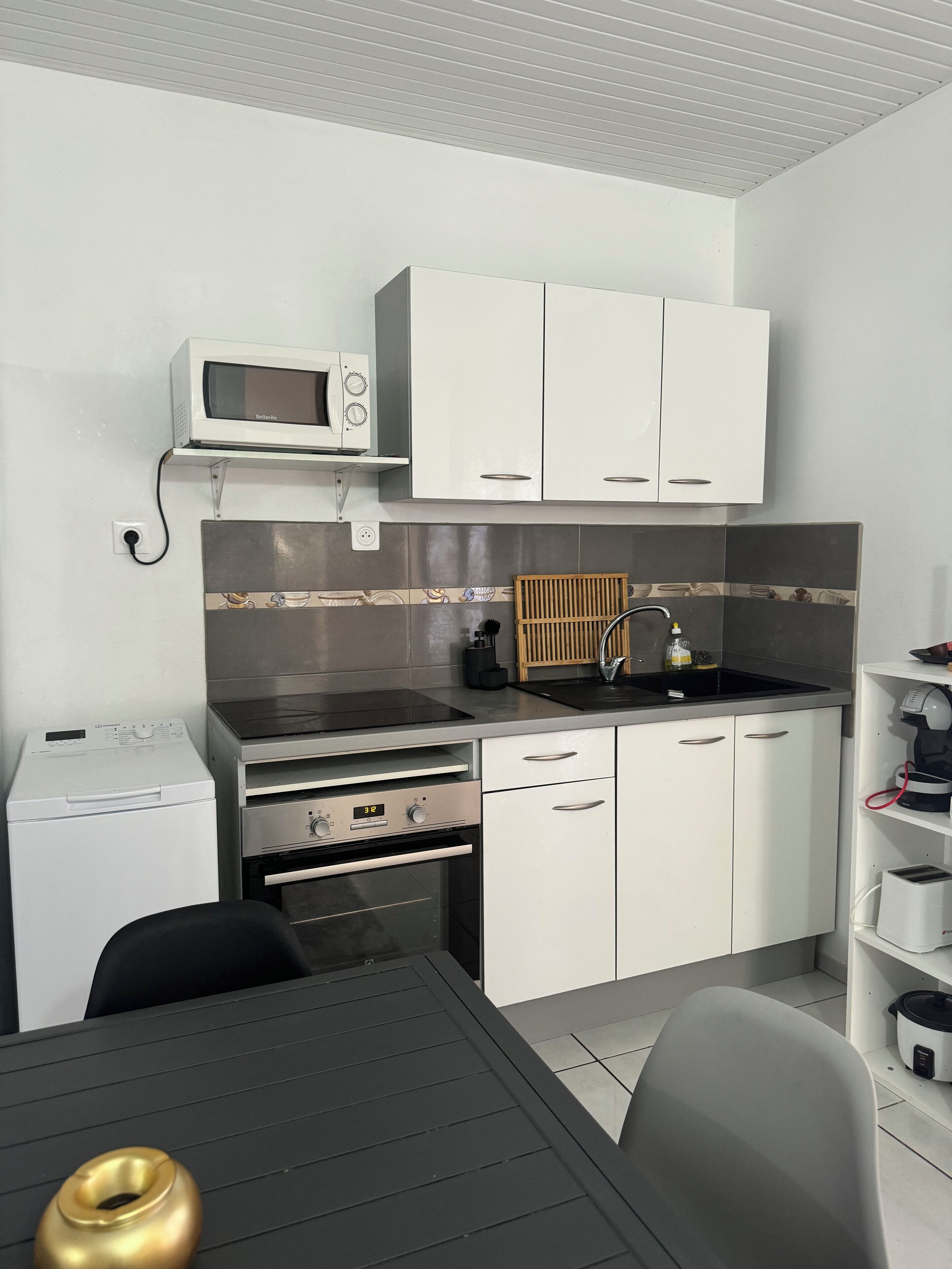 Réfrigérateur, micro-ondes, four, plaque de cuisson