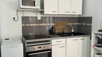 Frigorifero, microonde, forno, piano cottura