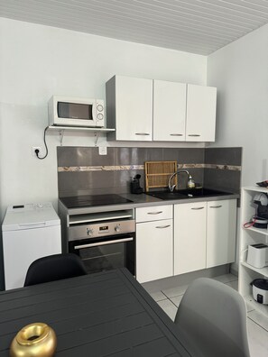 Kühlschrank, Mikrowelle, Ofen, Herdplatte