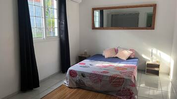 2 makuuhuonetta, silitysrauta/-lauta, ilmainen Wi-Fi, vuodevaatteet