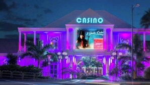 Een gebouw met een opvallend 'CASINO'-bord, een groot verlicht reclamebord en een symmetrische gevel met kolommen.