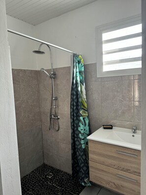 淋浴設備、風筒、提供毛巾、番梘