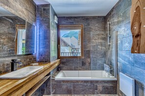 Badkar/dusch, hårtork, handdukar och toalettpapper