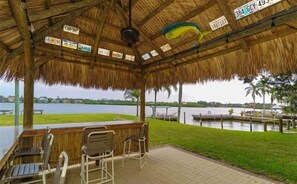 Property grounds - BEST OF BOTH WORLDS! Fish in the bay or walk across the street to the beach! (Sarasota)