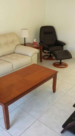 Smart TV - BEST OF BOTH WORLDS! Fish in the bay or walk across the street to the beach! (Sarasota)