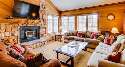Comfortable Family-Friendly Condo with Shared Swimming Pool, Hot Tub, and Sauna