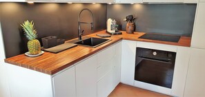 Fridge, oven, stovetop, dishwasher - quality furnishings, large pool, stunning sea views, just 200m to the beach (Cala Santanyí)