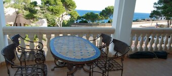 muebles de calidad, gran piscina, vistas al mar, a 200 m de la playa