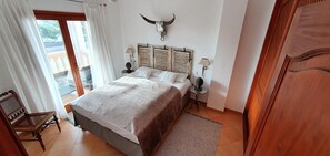 2 bedrooms, iron/ironing board, travel crib, free WiFi - quality furnishings, large pool, stunning sea views, just 200m to the beach (Cala Santanyí)