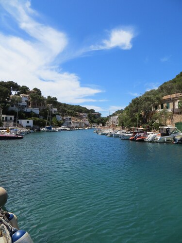 laadukkaat kalusteet, iso uima-allas, upea merinäköala, vain 200m rantaan