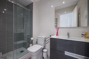 Dusche, umweltfreundliche Kosmetikartikel, Haartrockner, Handtücher