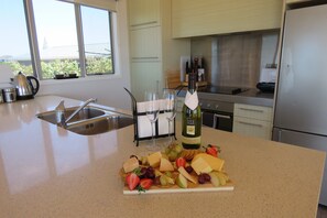 ثلاجة، ميكروويف، فرن، موقد طهي مسطح