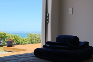 4 عدّة غرف نوم وملاءات أسرّة وتسهيلات لدخول الكراسي المتحركة