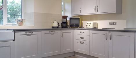 Een vaatwasser, een kinderstoel