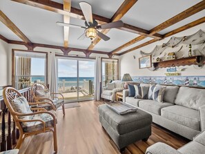 Smart TV, caminetto, lettore DVD