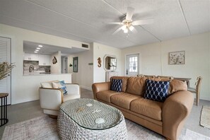 Smart-TV, DVD-spiller, bøker og stereoanlegg