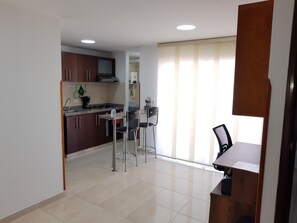 Kühlschrank, Mikrowelle, Ofen, Herdplatte