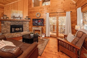 TV, caminetto, lettore DVD, tavolo da ping pong