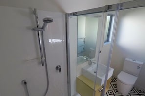 Chuveiro, secador de cabelo, toalhas de banho, sabonete